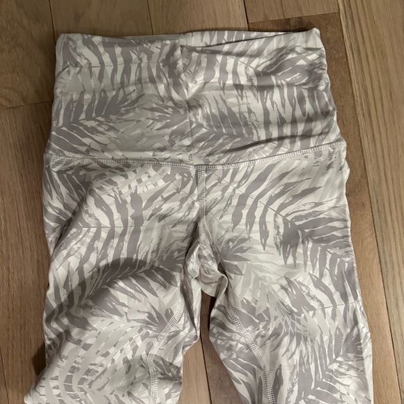 Lululemon white and gray print leggings never worn - Picture 2 of 3
